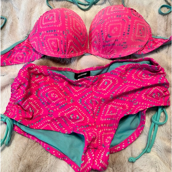 Bikini - Picture 1 of 7